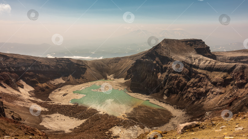 Скачать Удивительное кислотное озеро на вершине действующего вулкана. фотосток Ozero