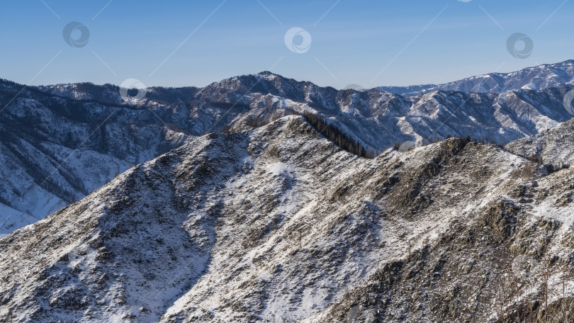 Скачать Скалистые горные вершины покрыты снегом. фотосток Ozero