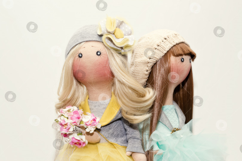 Скачать Две тряпичные куклы ручной работы - блондинка и шатенка фотосток Ozero