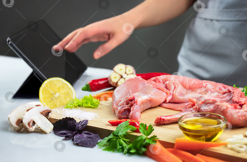 Скачать Готовим мясо кролика. Ингредиенты для приготовления мяса на кухонном столе фотосток Ozero