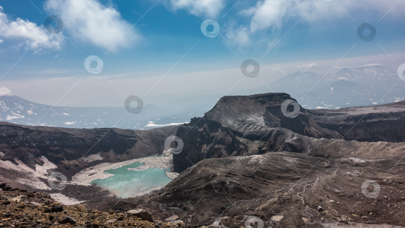Скачать Безжизненное кислотное озеро на вершине действующего вулкана. фотосток Ozero