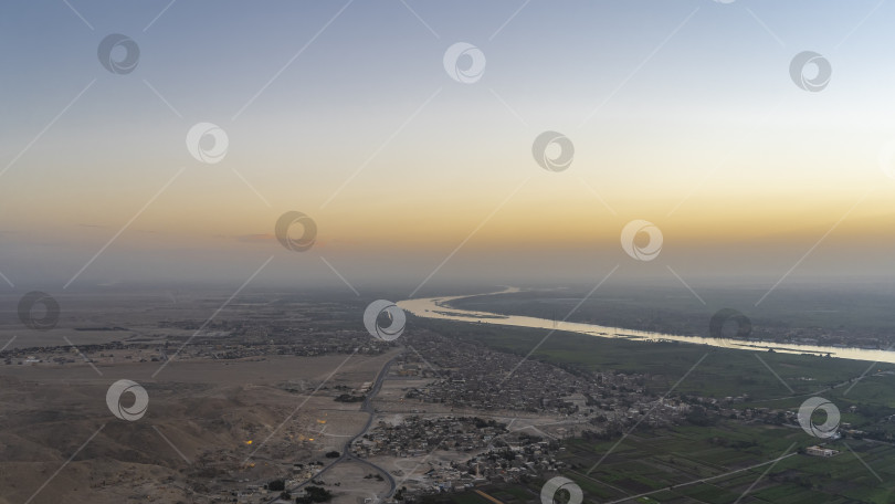 Скачать Вид с высоты птичьего полета на долину Нила в Луксоре. фотосток Ozero