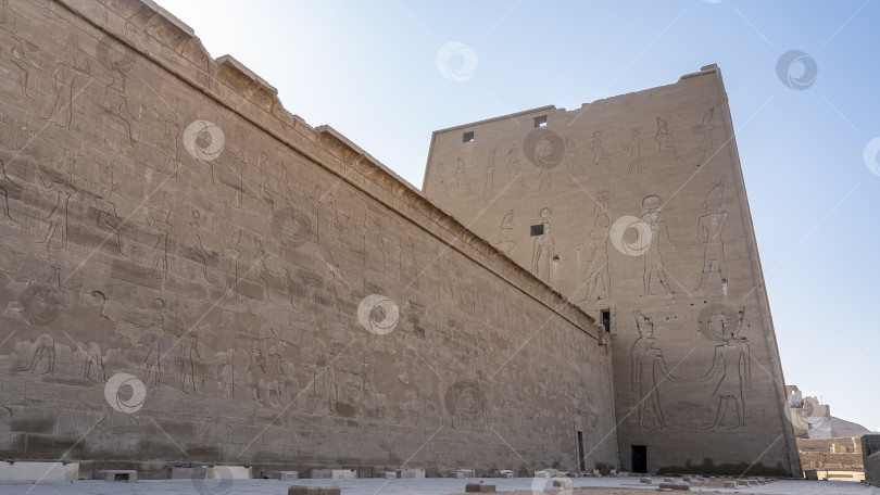 Скачать Высокие каменные стены храма Гора в Эдфу. фотосток Ozero
