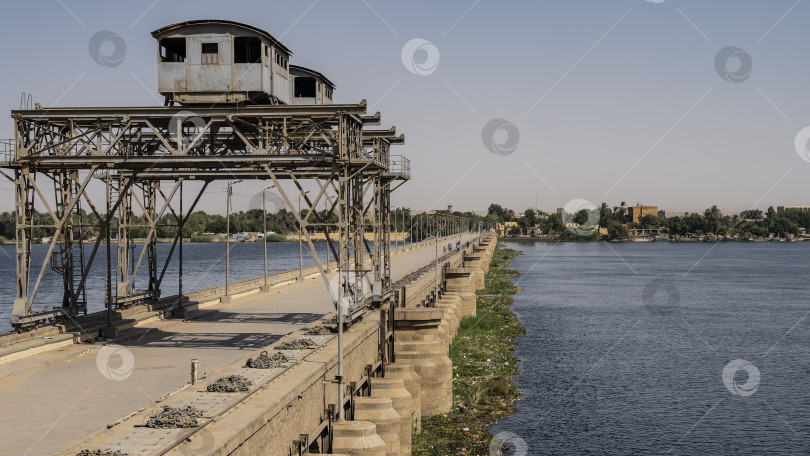 Скачать Плотина шлюзовой системы на Ниле в Эсне. фотосток Ozero