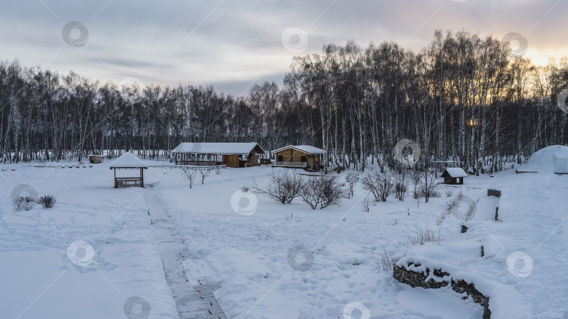 Скачать Территория кемпинга зимой. фотосток Ozero