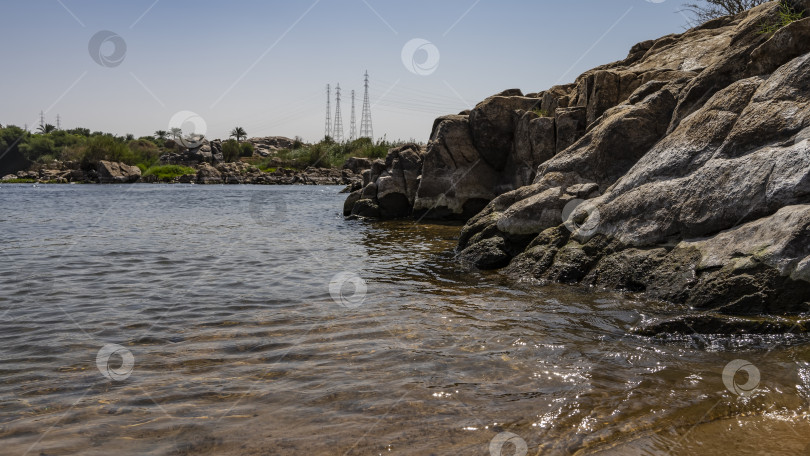 Скачать Огромные живописные валуны на берегах Нила. фотосток Ozero