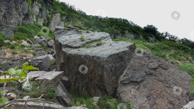 Скачать Большой живописный валун на склоне холма. фотосток Ozero