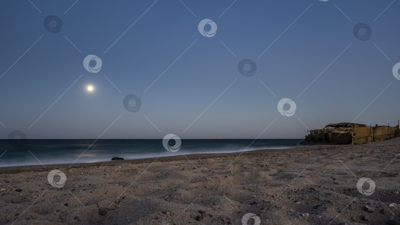 Скачать Египетская ночь. В голубом небе сияет полная луна. фотосток Ozero