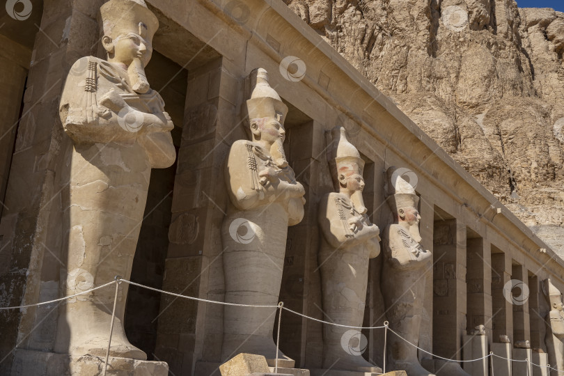 Скачать Погребальный храм царицы Хатшепсут в Луксоре. Подробности. фотосток Ozero