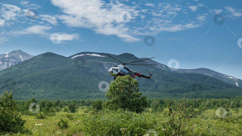 Скачать Вертолет спускается в долину фотосток Ozero