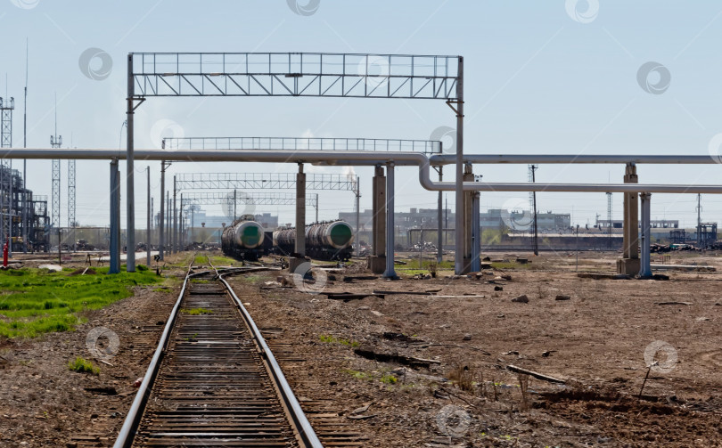 Скачать цистерны с химикатами находятся на железнодорожных путях фотосток Ozero