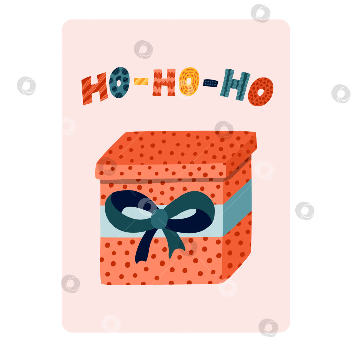 Скачать Милая открытка к Рождеству, Новому году, зимним праздникам. Плакат с милой надписью Хо-хо-хо, векторная рисованная иллюстрация подарочной коробки в упаковке с бантом. Шаблон поздравительной открытки с клипартом фотосток Ozero