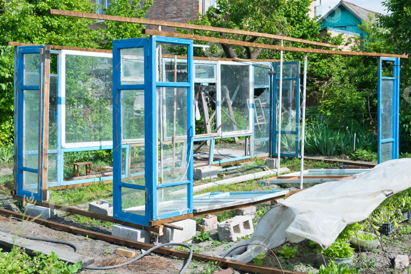 Скачать Строительство теплицы в саду из подручных материалов фотосток Ozero