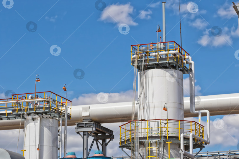Скачать Вид на новые колонны и установку химического оборудования для переработки нефти на нефтеперерабатывающем заводе фотосток Ozero
