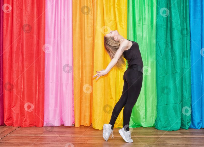 Скачать Гибкая молодая женщина в спортивной одежде грациозно танцует фотосток Ozero