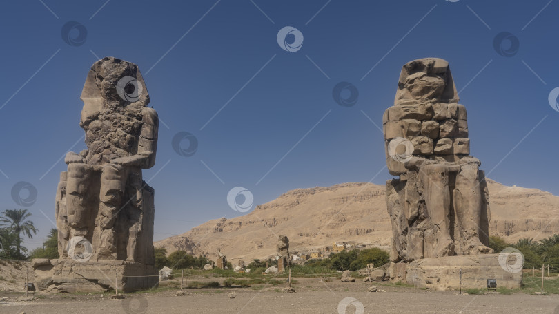Скачать Гигантские каменные скульптуры колоссов Мемнона в Египте. фотосток Ozero