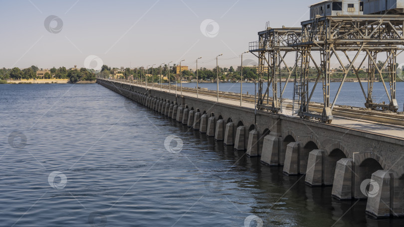 Скачать Бетонная плотина Нильской шлюзовой системы в Эсне. фотосток Ozero