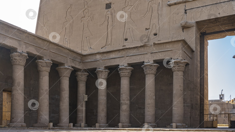 Скачать Внутренний зал древнего храма Гора в Эдфу. фотосток Ozero