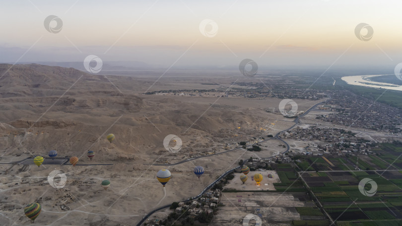 Скачать Воздушные шары летают в небе над Луксором. фотосток Ozero