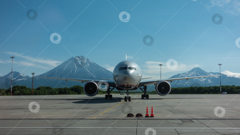 Скачать Пассажирский самолет стоит на взлетно-посадочной полосе. фотосток Ozero