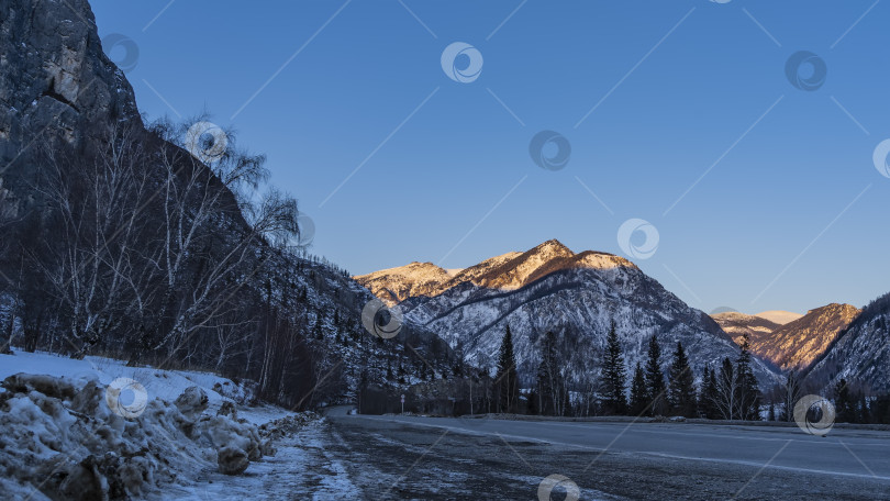 Скачать Асфальтированная дорога в горах Алтая. фотосток Ozero