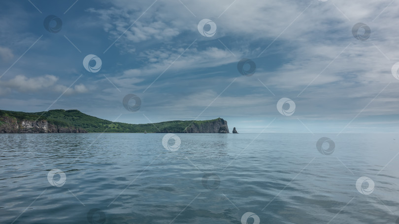 Скачать Скалы и холмы Камчатского побережья на фоне голубого неба фотосток Ozero