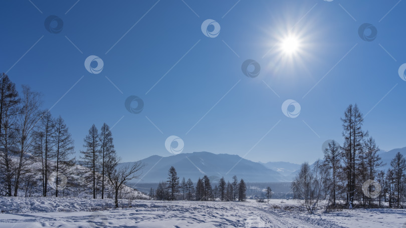 Скачать Дорога петляет по заснеженной долине. фотосток Ozero