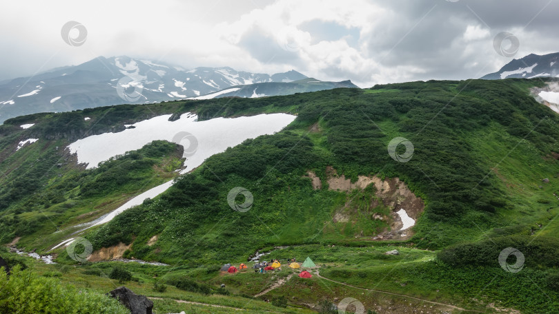 Скачать В долине стоят яркие туристические палатки. фотосток Ozero