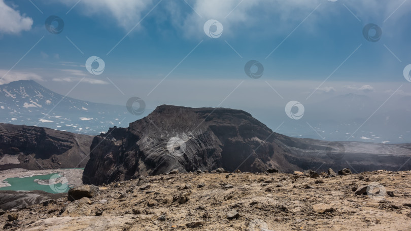 Скачать Вершина действующего вулкана имеет каменистую почву. фотосток Ozero