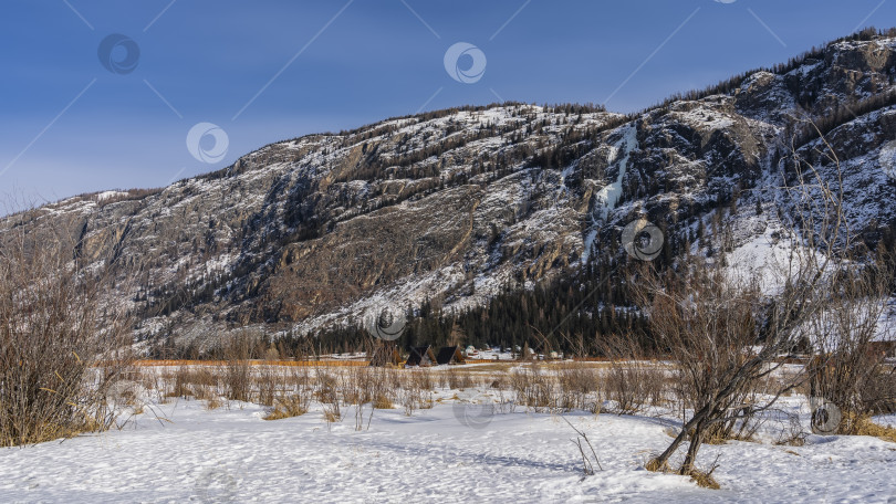 Скачать Живописная гора на фоне голубого неба. фотосток Ozero