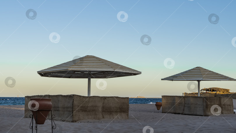 Скачать Пляж на побережье Красного моря. фотосток Ozero