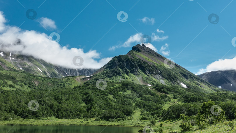 Скачать Живописный горный хребет покрыт зеленой растительностью. фотосток Ozero