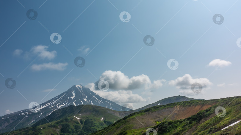 Скачать Красивый конусообразный вулкан на фоне голубого неба. фотосток Ozero