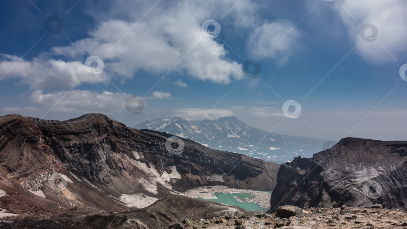 Скачать Бирюзовое кислотное озеро на вершине действующего вулкана. фотосток Ozero