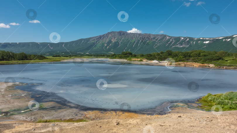 Скачать Голубое озеро в кальдере потухшего вулкана. фотосток Ozero