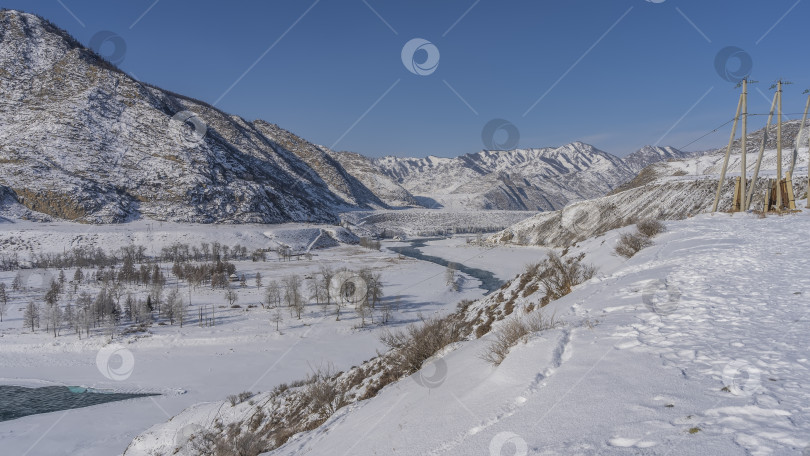 Скачать Бирюзовая река вьется по заснеженной долине. фотосток Ozero