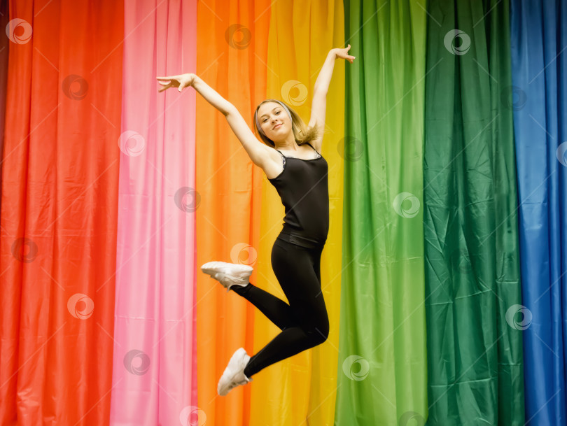 Скачать молодая женщина в спортивной одежде сфотографирована в прыжке фотосток Ozero