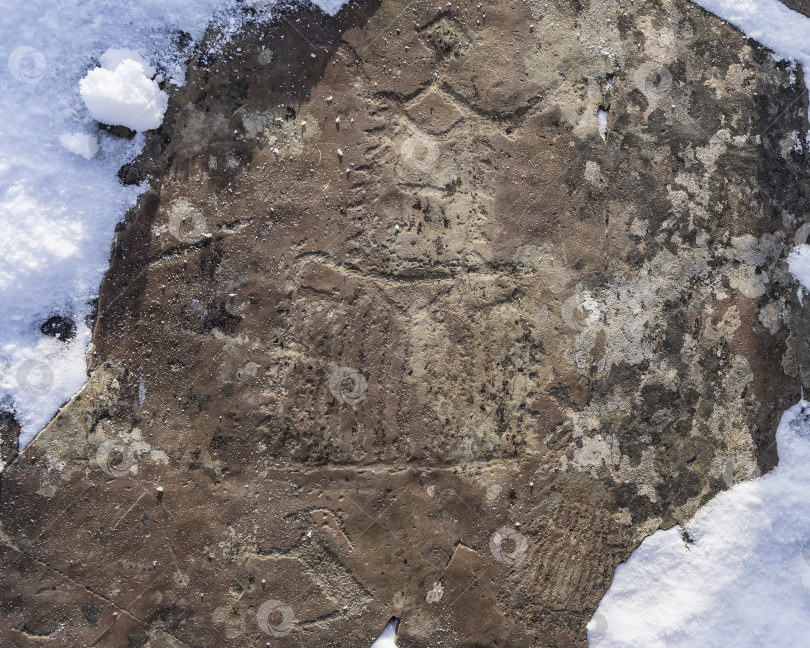 Скачать На камне высечены древние петроглифы. фотосток Ozero