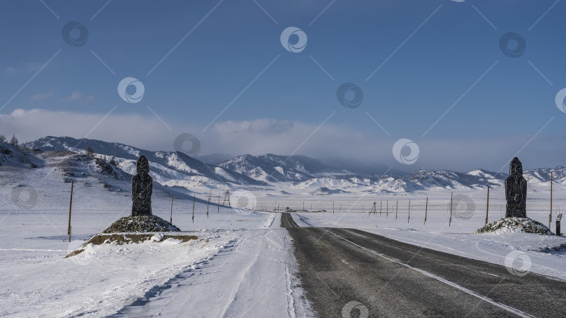 Скачать Шоссе уходит вдаль через заснеженную долину. фотосток Ozero