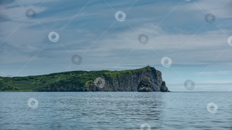 Скачать Побережье Камчатки на фоне голубого неба, облаков и океана. фотосток Ozero