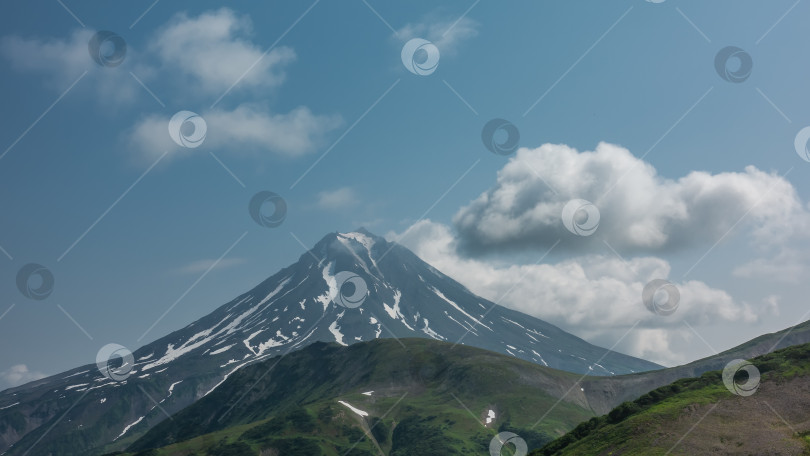 Скачать Красивый конусообразный вулкан на фоне голубого неба. фотосток Ozero