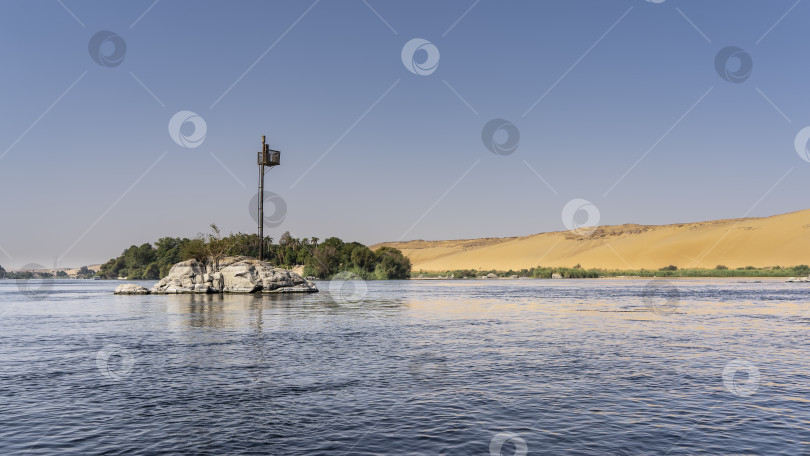 Скачать На реке виден небольшой скалистый остров. фотосток Ozero