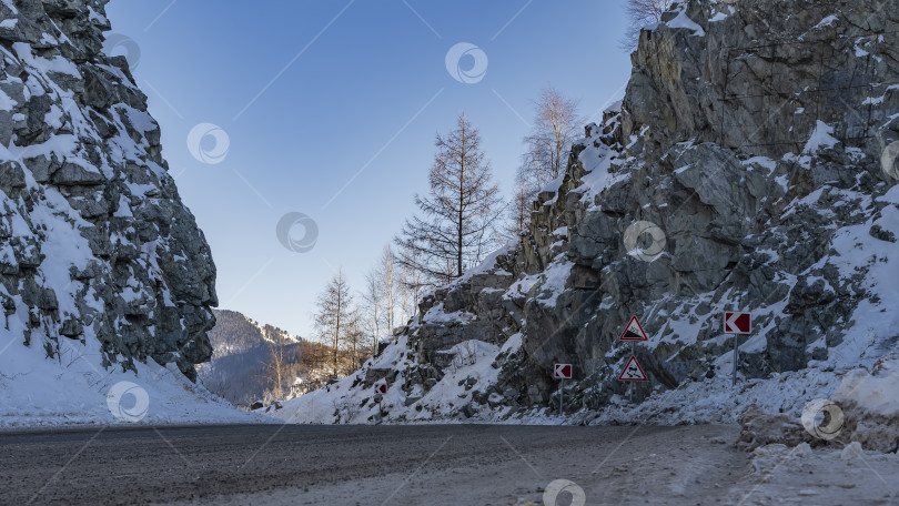 Скачать Шоссе петляет, как серпантин, между крутыми утесами. фотосток Ozero