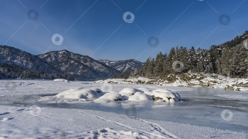 Скачать Замерзшая река покрыта снегом. фотосток Ozero