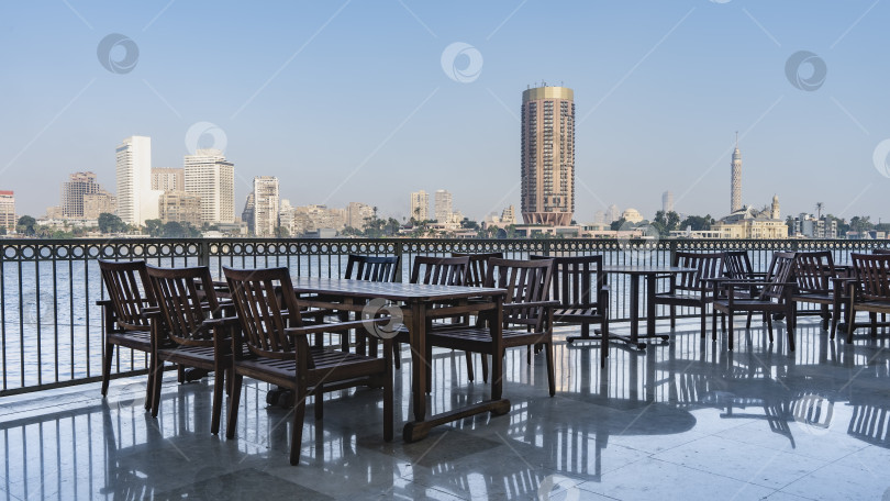 Скачать Открытая терраса на берегу Нила в Каире. фотосток Ozero