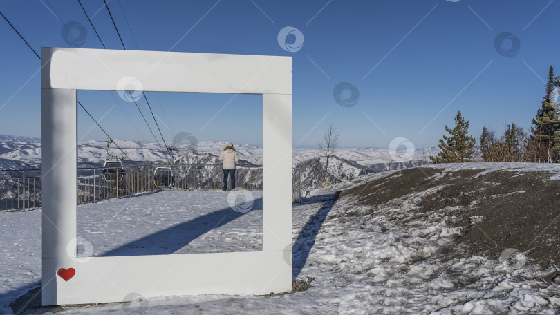 Скачать Рамка для фотосъемки установлена на заснеженном высокогорном плато.= фотосток Ozero