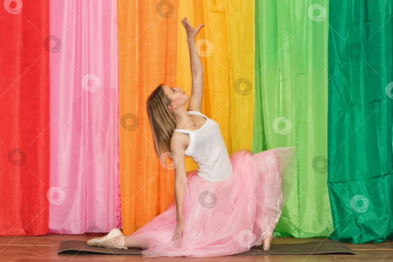 Скачать Красивая молодая танцовщица раскидывает руки фотосток Ozero