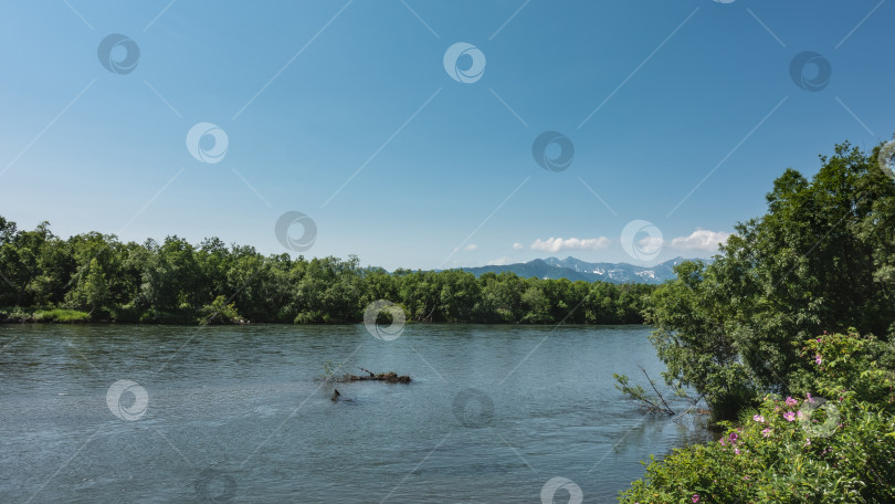 Скачать Голубая река течет спокойно. фотосток Ozero