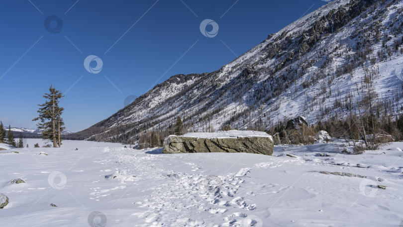 Скачать Горы на фоне голубого неба. фотосток Ozero