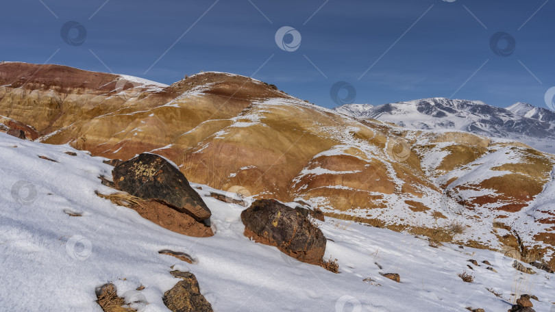 Скачать Яркие красно-оранжевые горы на фоне голубого неба. фотосток Ozero